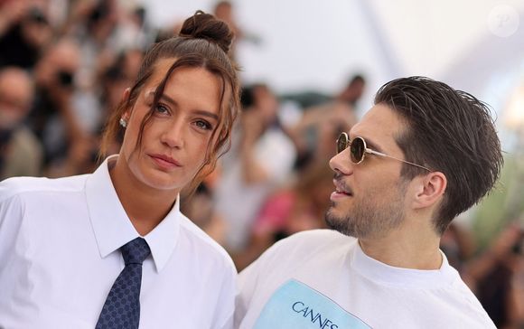 Cette volonté de développer leur romance un pas après l’autre et à l'abri des regards semble leur réussir.
Adèle Exarchopoulos et François Civil - Photocall du film "L'Amour Ouf" (Beating Hearts / Compétition) lors du 77ème Festival International du Film de Cannes (14 - 25 mai 2024), le 24 mai 2024.
© Jacovides / Moreau / Bestimage