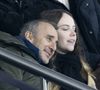 Elie Semoun et sa compagne Aude dans les tribunes lors du match de Ligue 1 Uber Eats "PSG - Monaco (5-2)" au Parc Des Princes, le 24 novembre 2023. © Cyril Moreau/Bestimage