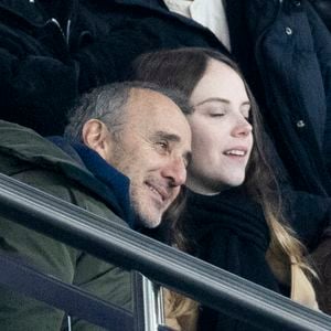 Elie Semoun et sa compagne Aude dans les tribunes lors du match de Ligue 1 Uber Eats "PSG - Monaco (5-2)" au Parc Des Princes, le 24 novembre 2023. © Cyril Moreau/Bestimage