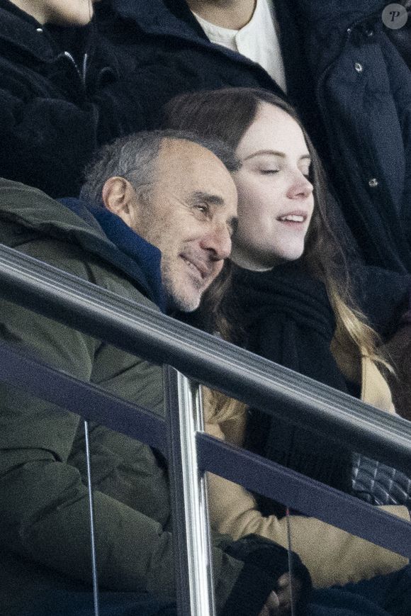 Elie Semoun et sa compagne Aude dans les tribunes lors du match de Ligue 1 Uber Eats "PSG - Monaco (5-2)" au Parc Des Princes, le 24 novembre 2023. © Cyril Moreau/Bestimage