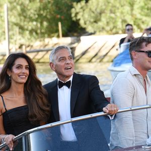 Le charme opère à chaque coin de rue : ici, l'histoire et l'art se croisent au gré des placettes ensoleillées et des fontaines rafraîchissantes.
George et Amal Clooney à Venise © Francesca Vieceli/IPA via ZUMA Press / Bestimage