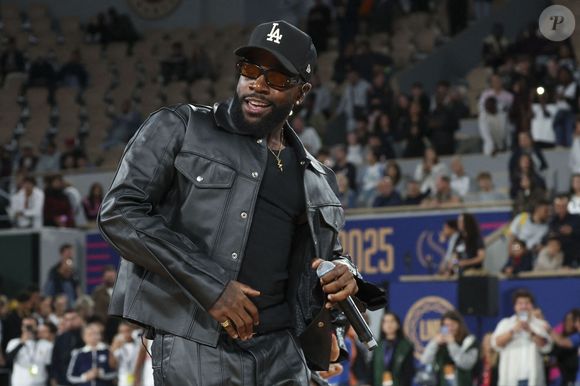 En effet, une grande star de la musique, très écoutée dans le monde, rejoint l'aventure pour la première fois, à savoir Tayc.

Tayc en showcase lors de la finale de Super Coupe LNB à Roland Garros, le 21 septembre 2025.