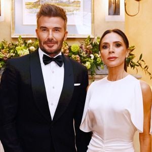 Après avoir rencontré au cours de leur vie de couple quelques tumultes, Victoria et David Beckhman semblent avoir trouvé un certain équilibre. 

David Beckham et Victoria Beckham à la réception "Slow Food" au domaine du roi Charles III dans le Gloucestershire ©Alpha Press