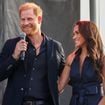 Quelques jours après le voyage du prince Harry en solo à Londres, sa femme Meghan sort de l'ombre en robe bleu nuit à ses côtés