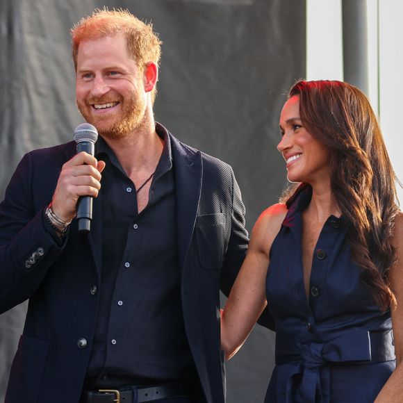 C’est une apparition remarquée qu’ont pu faire le prince Harry et Meghan Markle. Après un séjour à Londres sans la présence de son épouse.

Santa Barbara, Californie, États-Unis : Le prince Harry, duc de Sussex, remet une récompense à Sam Dudley, pompier du comté de Santa Barbara, qui travaille avec l'unité canine de sauvetage. Ils assistent au concert organisé dans la propriété de l'acteur Costner, en bord de mer à Santa Barbara, à Summerland, en Californie, afin de collecter des fonds pour des services de soutien psychologique et du matériel de sauvetage essentiel aux premiers intervenants. (Crédit image : © Amy Katz/ZUMA Press Wire / Bestimage)
