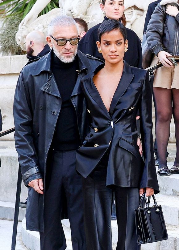 Vincent Cassel et sa compagne Narah Baptista - Arrivées des célébrités au défilé Schiaparelli "Collection Haute Couture Printemps/Eté 2026" lors de la Fashion Week de Paris (PFW), au Petit Palais à Paris, France, le 26 janvier 2026. © Denis Guignebourg/Bestimage