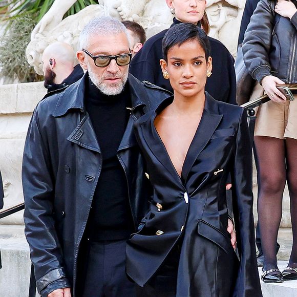 Vincent Cassel et sa compagne Narah Baptista - Arrivées des célébrités au défilé Schiaparelli "Collection Haute Couture Printemps/Eté 2026" lors de la Fashion Week de Paris (PFW), au Petit Palais à Paris, France, le 26 janvier 2026. © Denis Guignebourg/Bestimage
