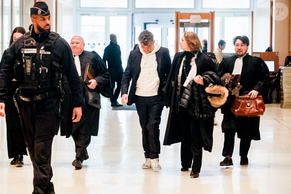 Stéphane Plaza arrive avec ses avocats Carlo Alberto Brusa et Hélène Plume pour le verdict de son  procès pour violences sur deux anciennes compagnes, à Paris, France, le 18 février 2025. L'agent immobilier de 54 ans est jugé pour "violences physiques et/ou psychologiques habituelles par concubin" entre 2018 et 2022 sur une ancienne compagne, Amandine, ainsi que pour "violences psychologiques habituelles par concubin" sur Paola, entre 2021 et 2022. Stéphane Plaza reconnu coupable de "violences habituelles par concubin" et condamné à 12 mois de prison avec sursis. © Chrstophe Clovis/Bestimage