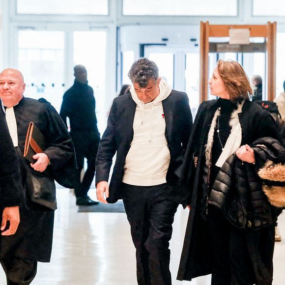 Stéphane Plaza arrive avec ses avocats Carlo Alberto Brusa et Hélène Plume pour le verdict de son  procès pour violences sur deux anciennes compagnes, à Paris, France, le 18 février 2025. L'agent immobilier de 54 ans est jugé pour "violences physiques et/ou psychologiques habituelles par concubin" entre 2018 et 2022 sur une ancienne compagne, Amandine, ainsi que pour "violences psychologiques habituelles par concubin" sur Paola, entre 2021 et 2022. Stéphane Plaza reconnu coupable de "violences habituelles par concubin" et condamné à 12 mois de prison avec sursis. © Chrstophe Clovis/Bestimage