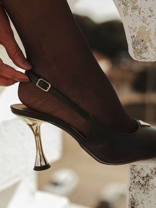 Ce geste tout simple permet de savoir si une paire de talons sera confortable et stable, sans même l’essayer