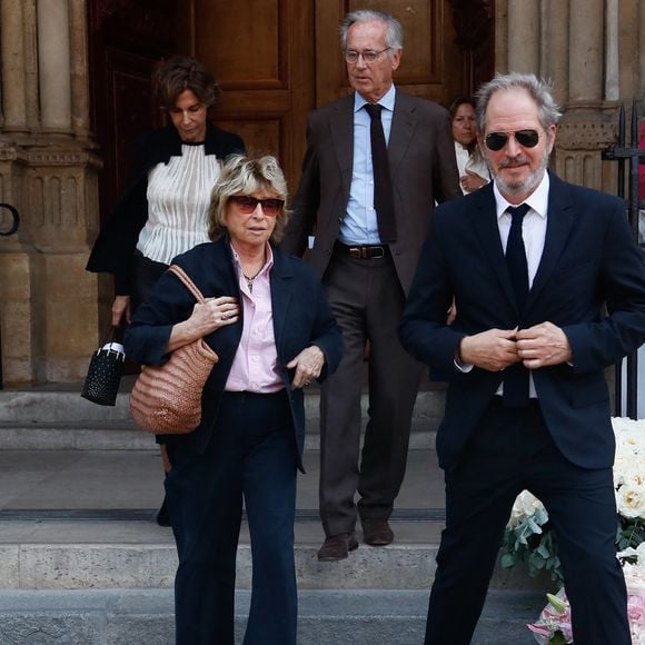 Danièle Thompson et son fils Christopher - Sorties des obsèques de Philippe Labro dans l'église de Saint-Germain-des-Prés à Paris le 13 juin 2025. © Dominique Jacovides - Christophe Clovis / Bestimage