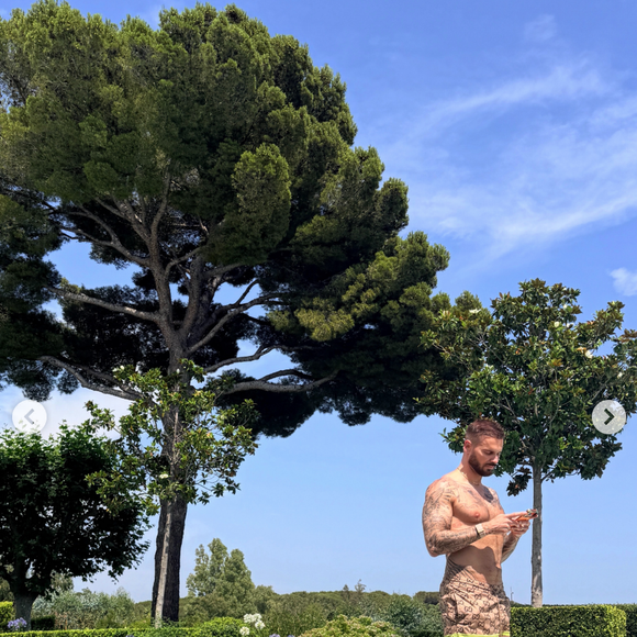 En légende, il a simplement écrit : "TURQUOISE est le thème".

Capture Instagram - Matt Pokora