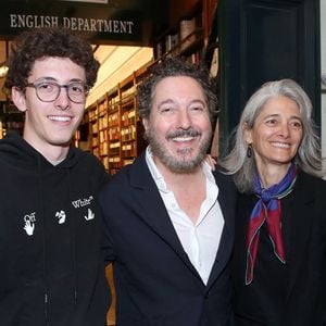 Guillaume Gallienne avec sa femme Amandine et leur fils Tado - Guillaume Gallienne dédicace son livre "Le buveur de brume" à la Galerie Galignani à Paris, France, le 13 Mai 2025. © Bertrand Rindoff / Bestimage