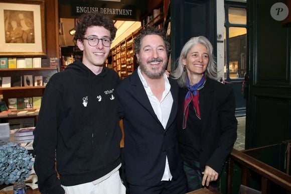 Guillaume Gallienne avec sa femme Amandine et leur fils Tado - Guillaume Gallienne dédicace son livre "Le buveur de brume" à la Galerie Galignani à Paris, France, le 13 Mai 2025. © Bertrand Rindoff / Bestimage
