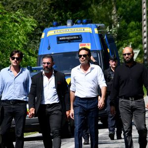 Anthony Delon et son demi-frère Alain-Fabien découvrent les hommages devant les grilles de la propriété de Douchy, quelques heures avant les obsèques de leur père, A.Delon, le 24 août 2024. (Agence / Bestimage).