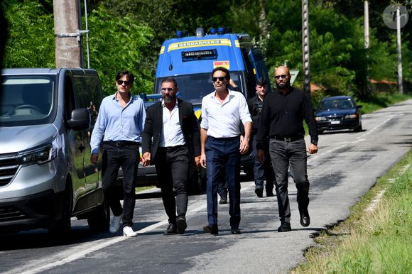 Anthony Delon et son demi-frère Alain-Fabien découvrent les hommages devant les grilles de la propriété de Douchy, quelques heures avant les obsèques de leur père, A.Delon, le 24 août 2024. (Agence / Bestimage).
