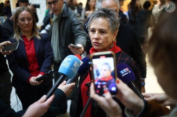 L'actrice française Anouk Grinberg s'adresse à la presse à son arrivée au tribunal correctionnel où l'acteur français Gérard Depardieu sera jugé pour agression sexuelle, à Paris, France, le 28 octobre 2024. Photo par Raphael Lafargue/ABACAPRESS.COM