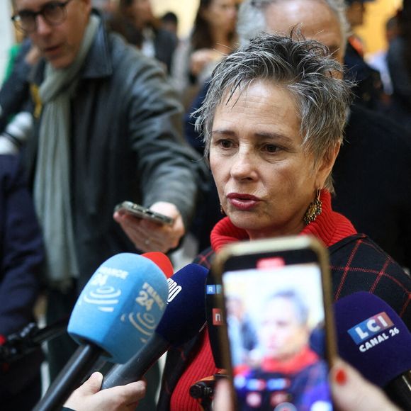 L'actrice française Anouk Grinberg s'adresse à la presse à son arrivée au tribunal correctionnel où l'acteur français Gérard Depardieu sera jugé pour agression sexuelle, à Paris, France, le 28 octobre 2024. Photo par Raphael Lafargue/ABACAPRESS.COM