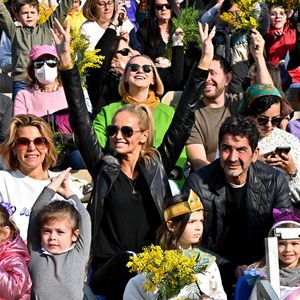 Laura Tenoudji Estrosi, Adriana Karembeu Ohanian, son mari Aram et leur fille Nina durant la première bataille de fleurs du Carnaval de Nice 2022, Roi des Animaux, place Masséna à Nice, le 13 février 2022. . © Bruno Bebert/Bestimage