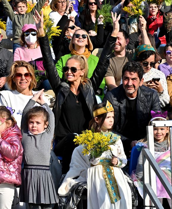 Laura Tenoudji Estrosi, Adriana Karembeu Ohanian, son mari Aram et leur fille Nina durant la première bataille de fleurs du Carnaval de Nice 2022, Roi des Animaux, place Masséna à Nice, le 13 février 2022. . © Bruno Bebert/Bestimage