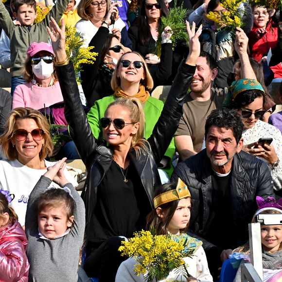 Laura Tenoudji Estrosi, Adriana Karembeu Ohanian, son mari Aram et leur fille Nina durant la première bataille de fleurs du Carnaval de Nice 2022, Roi des Animaux, place Masséna à Nice, le 13 février 2022. . © Bruno Bebert/Bestimage