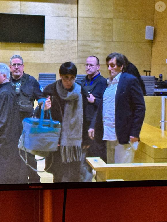 Pierre Palmade sort de la salle d'audience du tribunal de Melun avec sa soeur Hélène à l'issue de sa condamnation à cinq de prison dont deux ferme le 20 novembre 2024.