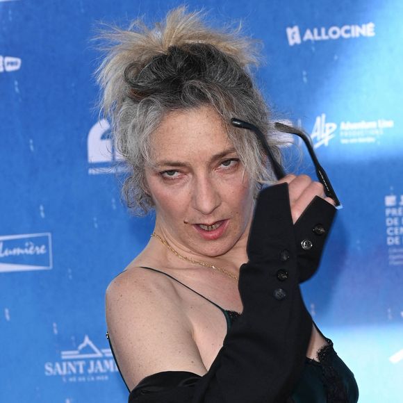 Elle a notamment travaillé sur l’usage des gros mots, consciente que certaines paroles peuvent blesser malgré l’absence de mauvaise intention.

Corinne Masiero (présidente du jury) au photocall du jury de la première édition du film de demain (FFD) au Ciné Lumière de Vierzon. © Coadic Guirec / Bestimage