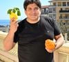 "J'ai trouvé plein de liens entre la haute gastronomie et la haute couture mais aussi des passions partagées entre Monsieur Dior et moi-même : les jardins, les astres et leur influence sur le vivant. Lui, dans son travail, ses robes, ses designs, moi, dans mes fruits, mes légumes et mes plats", a déclaré le chef dans les colonnes du Figaro. 

Mauro Colagreco, le Chef triplement étoilé du Mirazur à Menton, lors de 2eme édition du Salon International de l’Agrume, au Palais de l'Europe, à Menton le 5 avril 2025. © Bruno Bebert/Bestimage