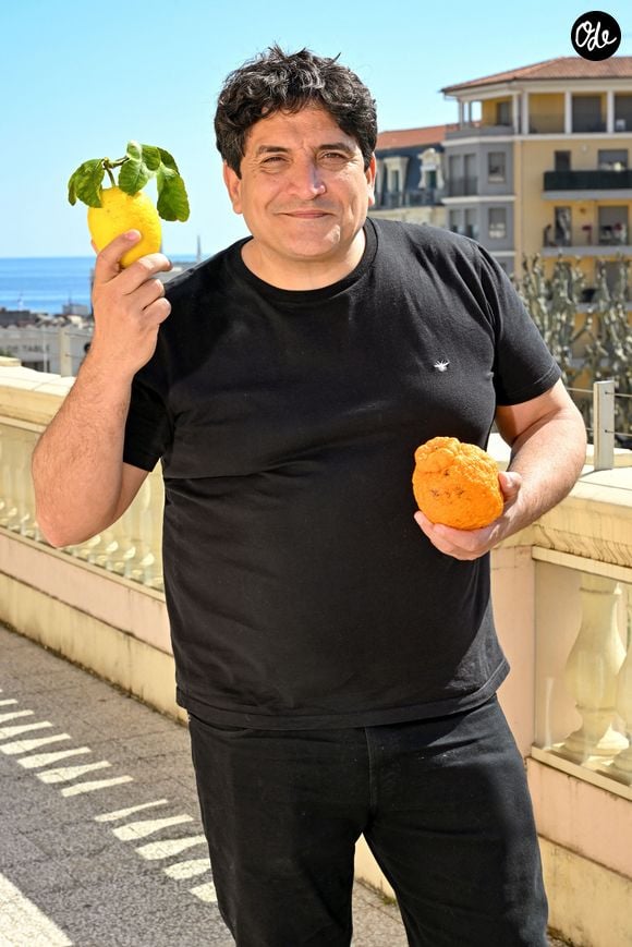 "J'ai trouvé plein de liens entre la haute gastronomie et la haute couture mais aussi des passions partagées entre Monsieur Dior et moi-même : les jardins, les astres et leur influence sur le vivant. Lui, dans son travail, ses robes, ses designs, moi, dans mes fruits, mes légumes et mes plats", a déclaré le chef dans les colonnes du Figaro. 

Mauro Colagreco, le Chef triplement étoilé du Mirazur à Menton, lors de 2eme édition du Salon International de l’Agrume, au Palais de l'Europe, à Menton le 5 avril 2025. © Bruno Bebert/Bestimage