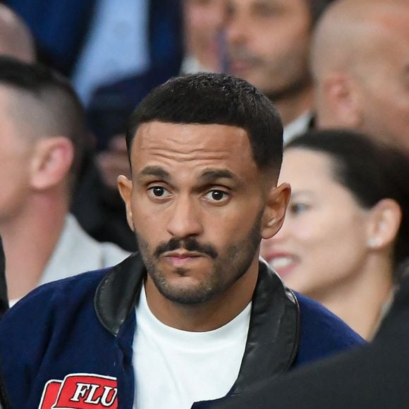 Malik Bentalha - Célébrités des les tribunes lors du match aller du quart de finale de Ligue des champions entre le PSG et Aston Villa (3-1) au Parc des Princes à Paris le 9 avril 2025.