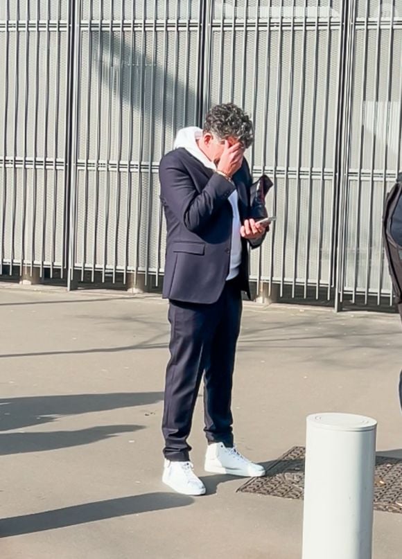 Stéphane Plaza en larmes à la sortie de son procès après avoir été reconnu coupable de "violences habituelles par concubin" et condamné à 12 mois de prison avec sursis, à Paris, France, le 18 février 2025. L'agent immobilier de 54 ans est jugé pour "violences physiques et/ou psychologiques habituelles par concubin" entre 2018 et 2022 sur une ancienne compagne, Amandine, ainsi que pour "violences psychologiques habituelles par concubin" sur Paola, entre 2021 et 2022. © Yehiel Chekroune/Bestimage