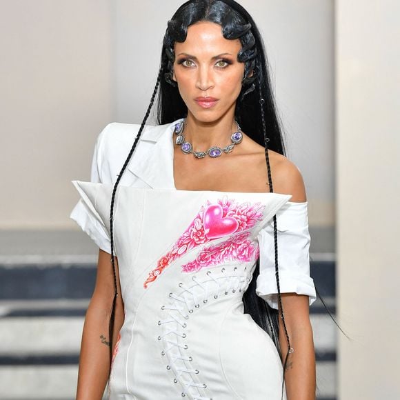 Après avoir sombré dans la dépression et l'alcoolisme, Noémie Lenoir se sert de son vécu pour aider les autres.

Noemie Lenoir défile lors du défilé Weinsanto Collection Femme Prêt-à-porter Printemps/Eté 2023 lors de la Fashion Week de Paris, France, le 26 septembre 2022.
Fashion PPS / Bestimage