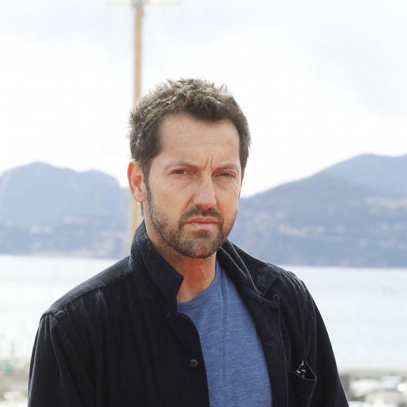 Frédéric Diefenthal au photocall de la série "Ici tout commence" lors de la 5ème saison du festival International des Séries "Canneseries" à Cannes, France, le 2 avril 2022. © Denis Guignebourg/Bestimage