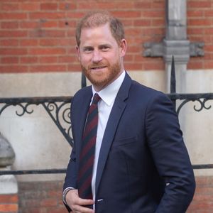 Désormais installé aux Etats-Unis avec son épouse Meghan Markle et leur progéniture, l'ex-compagnon de Chelsy Davy se battait pour rétablir sa protection policière lorsqu'il se rend sur sa terre natale. 

Le prince Harry, duc de Sussex à l'issue du 2ème jour de son appel de la décision de la Haute Cour à propos de son droit à des gardes du corps armés payés par le contribuable, le 9 avril 2025. (Zuma Press / Bestimage).