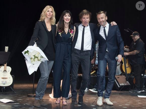 Sandrine Kiberlain, Nolwenn Leroy, Alain Souchon et son fils Pierre Souchon - Concert du 13ème Gala 2018 de l'Association pour la Recherche sur Alzheimer à la salle Pleyel à Paris le 12 février 2018. L’intégralité des bénéfices de cette soirée servira à financer la recherche sur la maladie d’Alzheimer. © Coadic Guirec-Pierre Perusseau/Bestimage