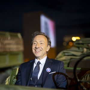 Avouant ne pas pouvoir encore prendre sa retraite, faute de moyens...

Exclusif - Stéphane Bern - Emission "Le concert pour la paix" sur les Champs-Elysées à Paris, retransmis en direct sur France 2, le 8 mai 2025. © Christophe Clovis - Pierre Perusseau / Bestimage