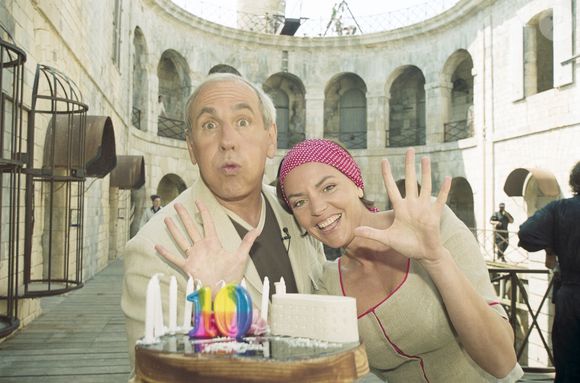 Archives - En France, en Poitou-Charentes, à Fort Boyard, à l'occasion des dix ans de l'émission, Patrice LAFFONT soufflant en tenant un gateau d'anniversaire décoré de bougies, aux côtés de Cendrine DOMINGUEZ souriante, coiffée d'un bandeau, formant le chiffre dix .
© Bruno Schneider via Bestimage