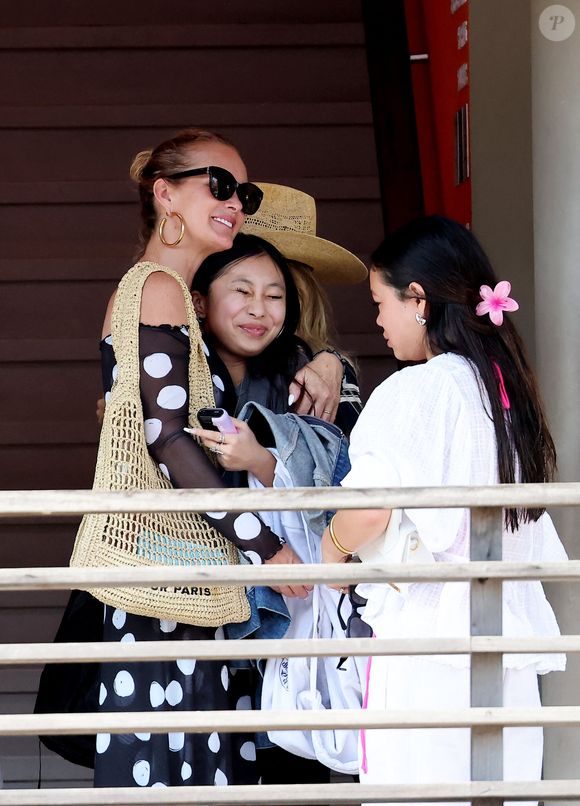 Exclusif - Prix Spécial - Laeticia Hallyday accompagnée de son compagnon Frédéric Suant et de sa fille Joy sont aller accueillir Jade à l'aéroport de Saint-Barthélemy-Rémy-de-Haenen où tout le monde se retrouve pour le 50ème anniversaire de Laeticia, à Saint-Jean, Saint-Barthélémy, Antilles françaises, France, le 15 mars 2025.