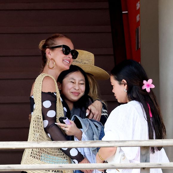 Exclusif - Prix Spécial - Laeticia Hallyday accompagnée de son compagnon Frédéric Suant et de sa fille Joy sont aller accueillir Jade à l'aéroport de Saint-Barthélemy-Rémy-de-Haenen où tout le monde se retrouve pour le 50ème anniversaire de Laeticia, à Saint-Jean, Saint-Barthélémy, Antilles françaises, France, le 15 mars 2025.