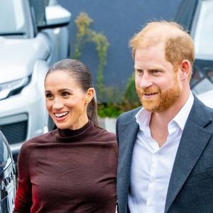 Il reconnaît toutefois que les cicatrices du passé restent profondes.

Le prince Harry, duc de Sussex et Meghan Markle, duchesse de Sussex, lors de la visite de l'association caritative pour la jeunesse et la communauté 'The Community Recording Studio' dans le quartier de St Ann’s à Nottingham le 15 octobre 2026.

Photo : Backgrid USA / Bestimage