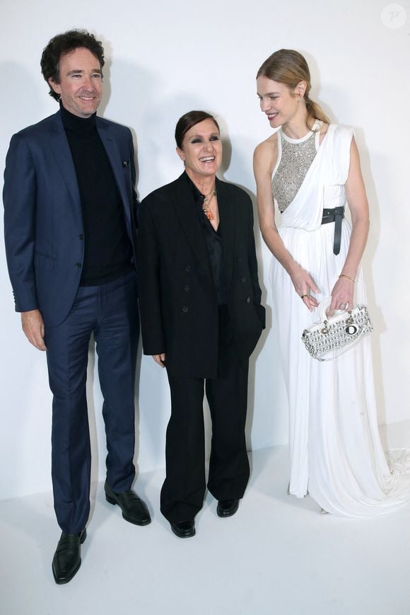Elle partage la vie d'Antoine Arnault, frère de Delphine Arnault, présidente de Dior 
Antoine Arnault, Maria Grazia Chiuri et Natalia Vodianova posent à la fin du Défilé de Mode Dior, Prêt-à-porter Automne / Hiver 2025-2026 dans le cadre de la Fashion Week de Paris, France, le 04 Mars 2025. 

© Bertrand Rindoff / Bestimage