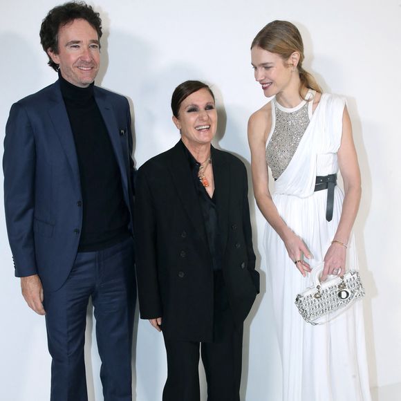 Elle partage la vie d'Antoine Arnault, frère de Delphine Arnault, présidente de Dior 
Antoine Arnault, Maria Grazia Chiuri et Natalia Vodianova posent à la fin du Défilé de Mode Dior, Prêt-à-porter Automne / Hiver 2025-2026 dans le cadre de la Fashion Week de Paris, France, le 04 Mars 2025. 

© Bertrand Rindoff / Bestimage