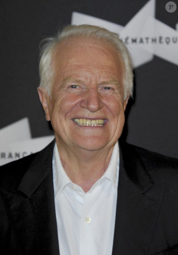 Il s'agit d'André Dussollier.

André Dussollier - Avant-première du film "Vous n'avez encore rien vu" d'Alain Resnais à la cinématique, à Paris le 17 septembre 2012.
AGENCE / BESTIMAGE