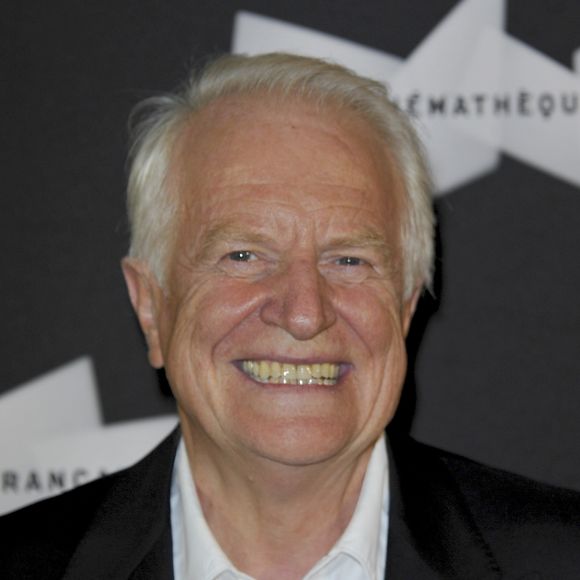 Il s'agit d'André Dussollier.

André Dussollier - Avant-première du film "Vous n'avez encore rien vu" d'Alain Resnais à la cinématique, à Paris le 17 septembre 2012.
AGENCE / BESTIMAGE