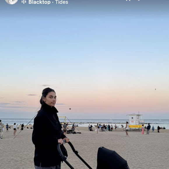 Sur l’une des photos, on peut voir Tatiana Silva derrière la poussette où se trouve très probablement son fils June