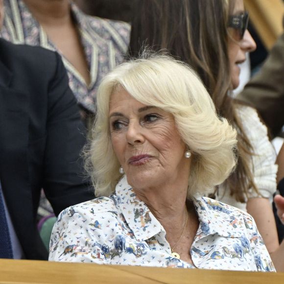 Elle qui a été privée de fête l'an dernier en raison de l'ouverture du parlement avec le roi Charles III

Camilla Parker Bowles, reine consort d'Angleterre, assiste au tournoi de tennis de Wimbledon à Londres, en marge de la visite du couple présidentiel français au Royaume Uni, le 9 juillet 2025. Dans la rangée située derrière la souveraine, H.Grant et sa femme A.Eberstein étaient présents. 
© Chryslene Caillaud / PsnewZ / Bestimage