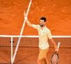 Pour cette édition 2026, la marque au crocodile et plus précisément Pelagia Kolotouros, directrice artistique de la Maison, a justement imaginé pour Novak Djokovic une veste sur-mesure au concept audacieux : se fondre littéralement dans ce qui fait la renommée du tournoi.

Novak Djokovic (SRB) - Internationaux de France de Tennis de Roland Garros 2026 le 24 mai.