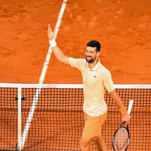Pour cette édition 2026, la marque au crocodile et plus précisément Pelagia Kolotouros, directrice artistique de la Maison, a justement imaginé pour Novak Djokovic une veste sur-mesure au concept audacieux : se fondre littéralement dans ce qui fait la renommée du tournoi.
Novak Djokovic (SRB) - Internationaux de France de Tennis de Roland Garros 2026 le 24 mai.