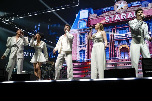 Candice, Pierre, Julien, Djebril, Héléna, Lénie et Axel font leur entrée sur scène lors du concert de la Star Academy à Lyon, France, le 15 mars 2024. © Sandrine Thesillat/Panoramic/Bestimage
