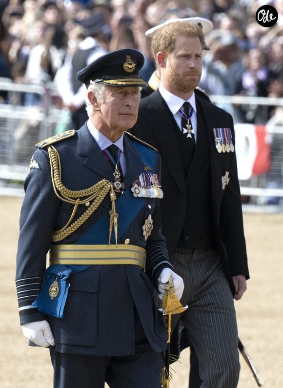 Pour l'édition 2027 des Invictus Games, prévue à Birmingham, le prince Harry est arrivé seul en Angleterre lundi dernier afin de se consacrer aux préparatifs de cet événement sportif international. 

Le roi Charles III d'Angleterre, le prince Harry, duc de Sussex - Procession cérémonielle du cercueil de la reine Elisabeth II du palais de Buckingham à Westminster Hall à Londres. Le 14 septembre 2022  © Backgrid USA / Bestimage